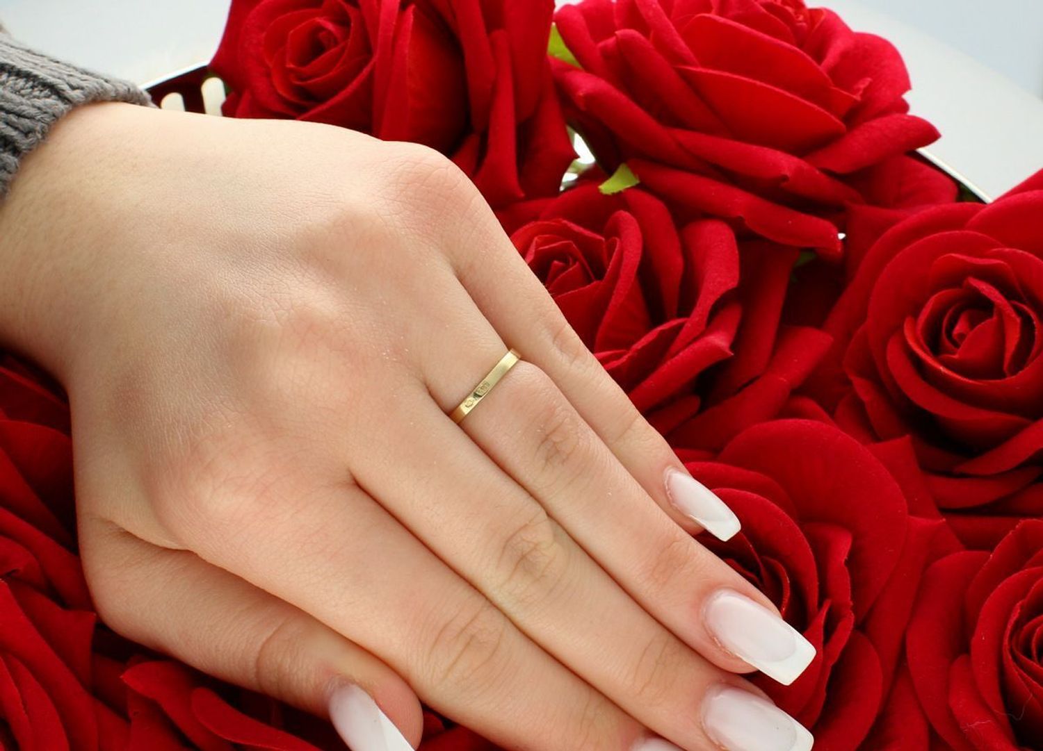 Pierścionek damski złoty próba 585, rozmiar 11 zdobiony czarną cyrkonią PI 6775A 585 Elegancki pierścionek damski wykonany z złota próby 585, ozdobiony subtelną, czarną cyrkonią 1.jpg